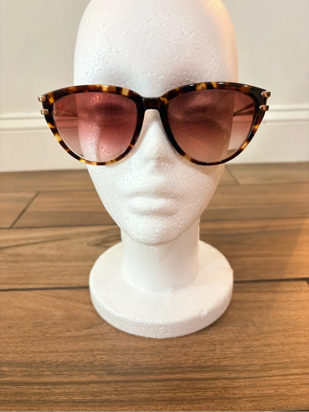 Bob Mackie sunglasses  Tortoise Frame Sunglasses with Pink Gradient Lenses rx